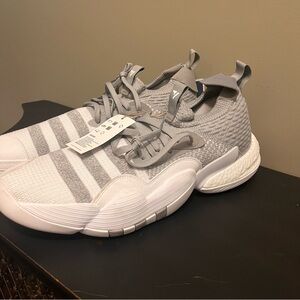 Adidas Trae Young 2 men’s basketball shoes  NWT